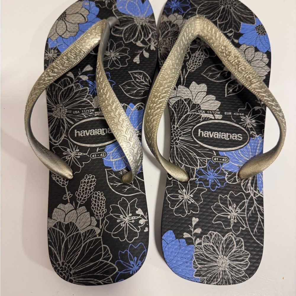 Havaianas Women's Floral Flip Flops - Black and Blue